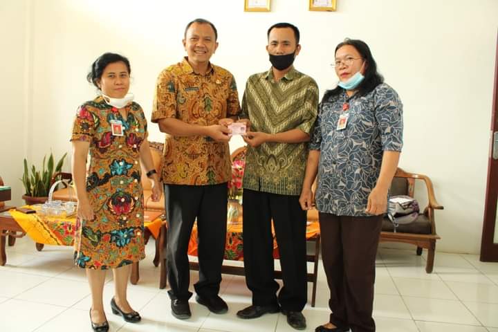 Kepala Sekolah SD Negeri 030280 Sidikalang terima 158 Keping KIA