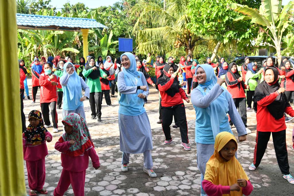 Jaga Kesehatan Ketua TP PKK Gelar Senam Bareng Warga Pematang Kuing