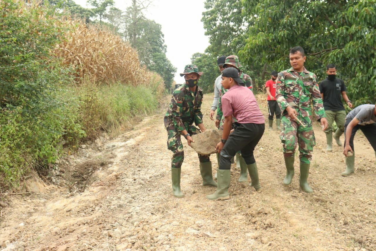 TMMD Kodim 0111/Bireuen Kebersamaan dan Gotong-Royong Terjalin Antara TNI dan Masyarakat