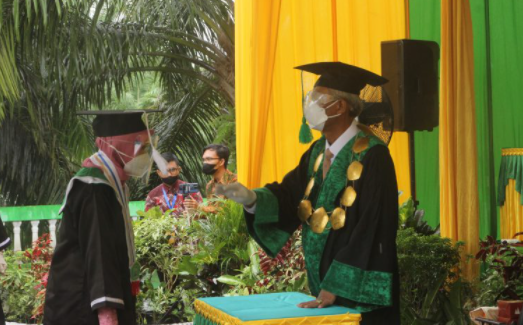 Rektor IAIN Pindahkan Kucir ke Peserta Wisudawan