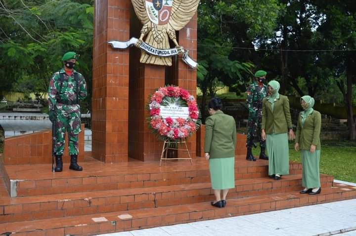 Peringati HUT ke-75 Persit Kodim 0212/Tapsel Ziarah dan Tabur Bunga