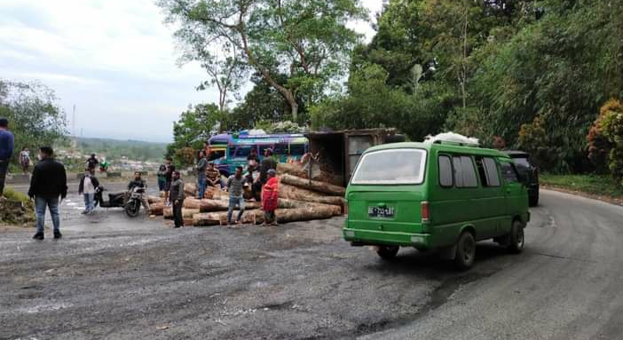 Truk Kayu Terguling Warga yang Hendak Ingin Berlibur Ke Berastagi Diminta Tunda Perjalanan