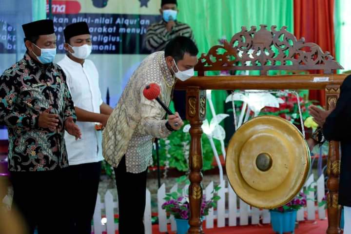 Pukul Gong Bupati Pakpak Bharat Resmi Buka MTQ Ke-18