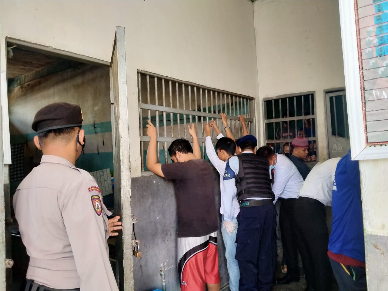 Dibantu Polres dan BNNK Lapas Way Kanan Geledah Kamar Warga Binaan