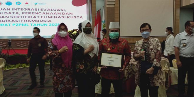 Walikota Helmi Terima Penghargaan Kemenkes RI