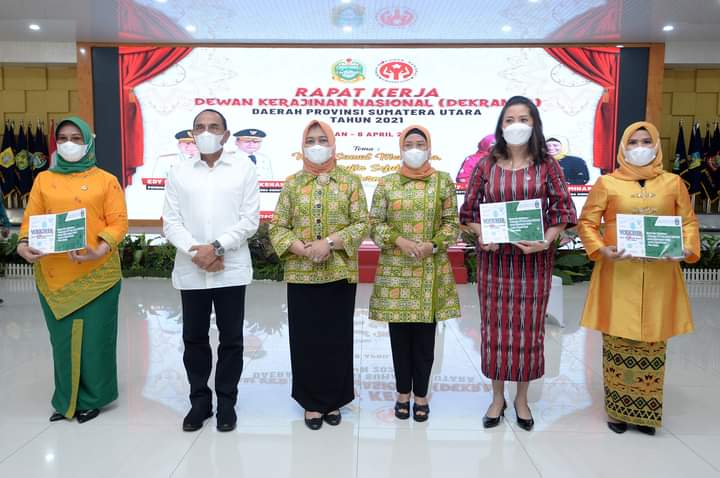 Gubernur Edy Buka Raker Dekranasda dan Salurkan Bantuan Bagi Perajin