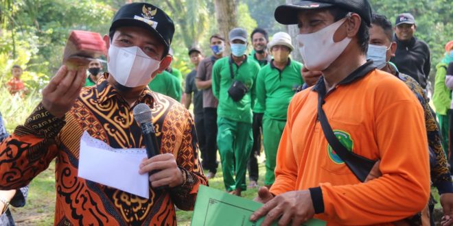 Wawali Serahkan SPT Sekaligus Gaji 3 Bulan kepada 294 PTT Dinas LH