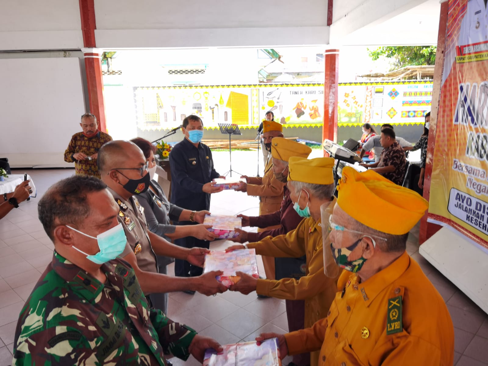 Bupati Karo dan Forkopimda Serahkan Bingkisan dan Penghargaan kepada Perwakilan LVRI