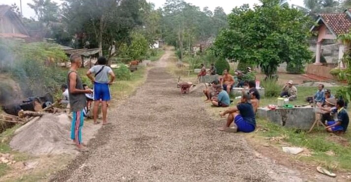 Perbaiki Akses Jalan Masyarakat Dusun Muara Lungka Laksanakan Gotong Royong