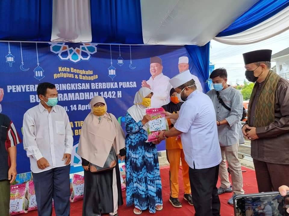 Walikota dan Direktur PDAM Tirta Hidayah Berbagi Bingkisan Untuk Penyapu Jalan Dan Warga