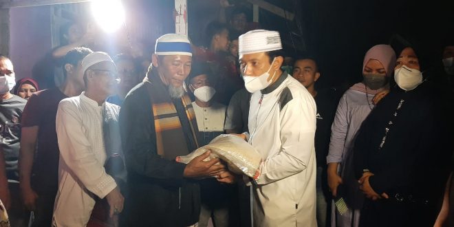 Usai Tarawih Wawali Langsung Beri Bantuan kepada Imam Masjid yang Rumahnya Terbakar