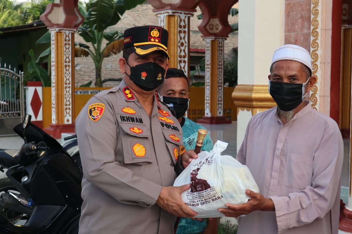 Kapolres Batu Bara dan KSJ Salurkan Bantuan Sembako Masjid Tanjung Tiram dan Talawi
