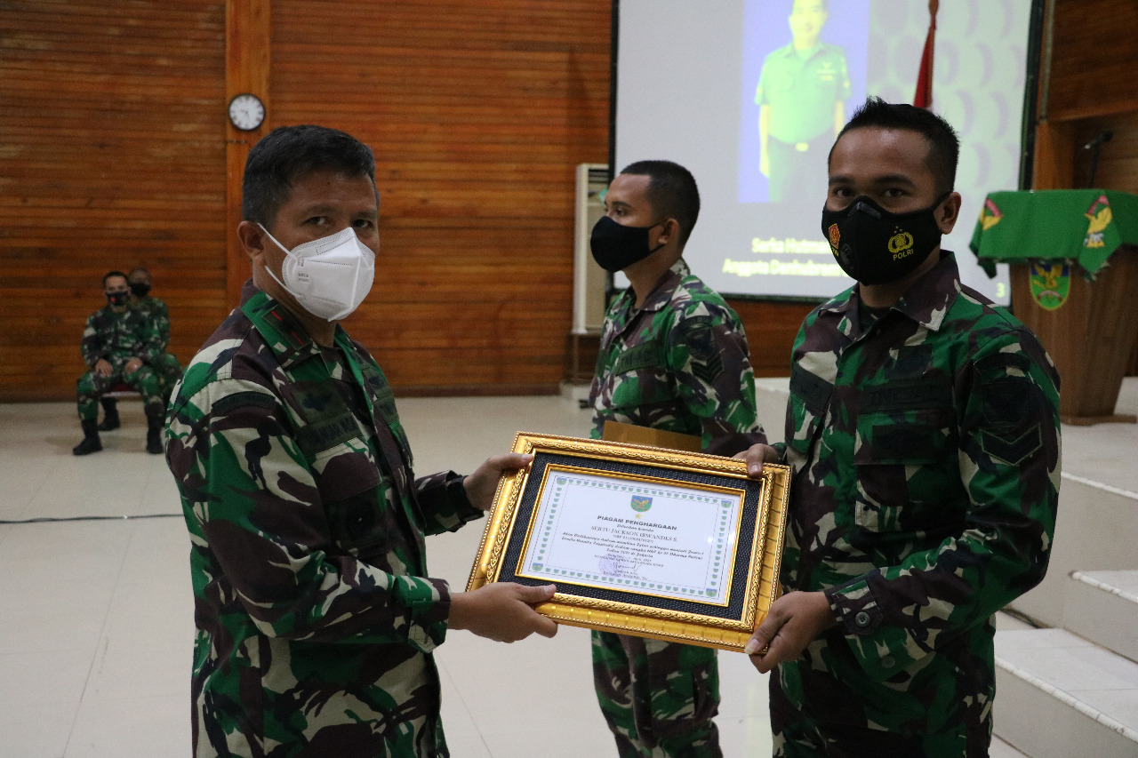 Danrem 041/Gamas Berikan Jam Komandan dan Penghargaan Kepada Prajurit Yang Berprestasi 