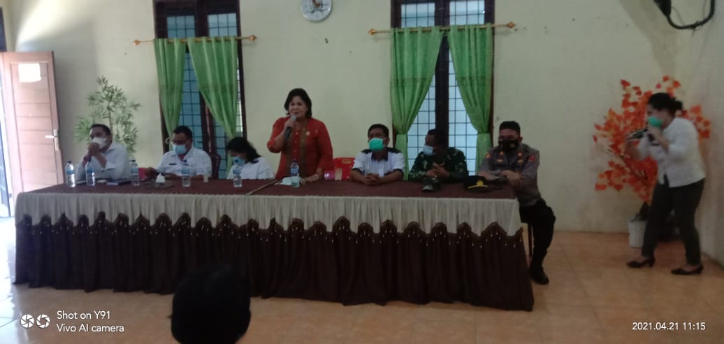 Wabup Karo Serahkan Bantuan Kepada Korban Banjir Lau Baleng