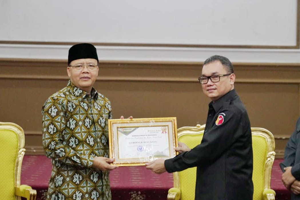 Gubernur Rohidin Terima Piagam Apresiasi dari Bawaslu