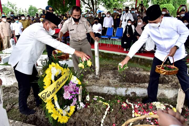 Pemakaman Adik Gubernur Edy Berlangsung Khidmat Kapolda Sebut Almarhum Sosok Polisi Sejati