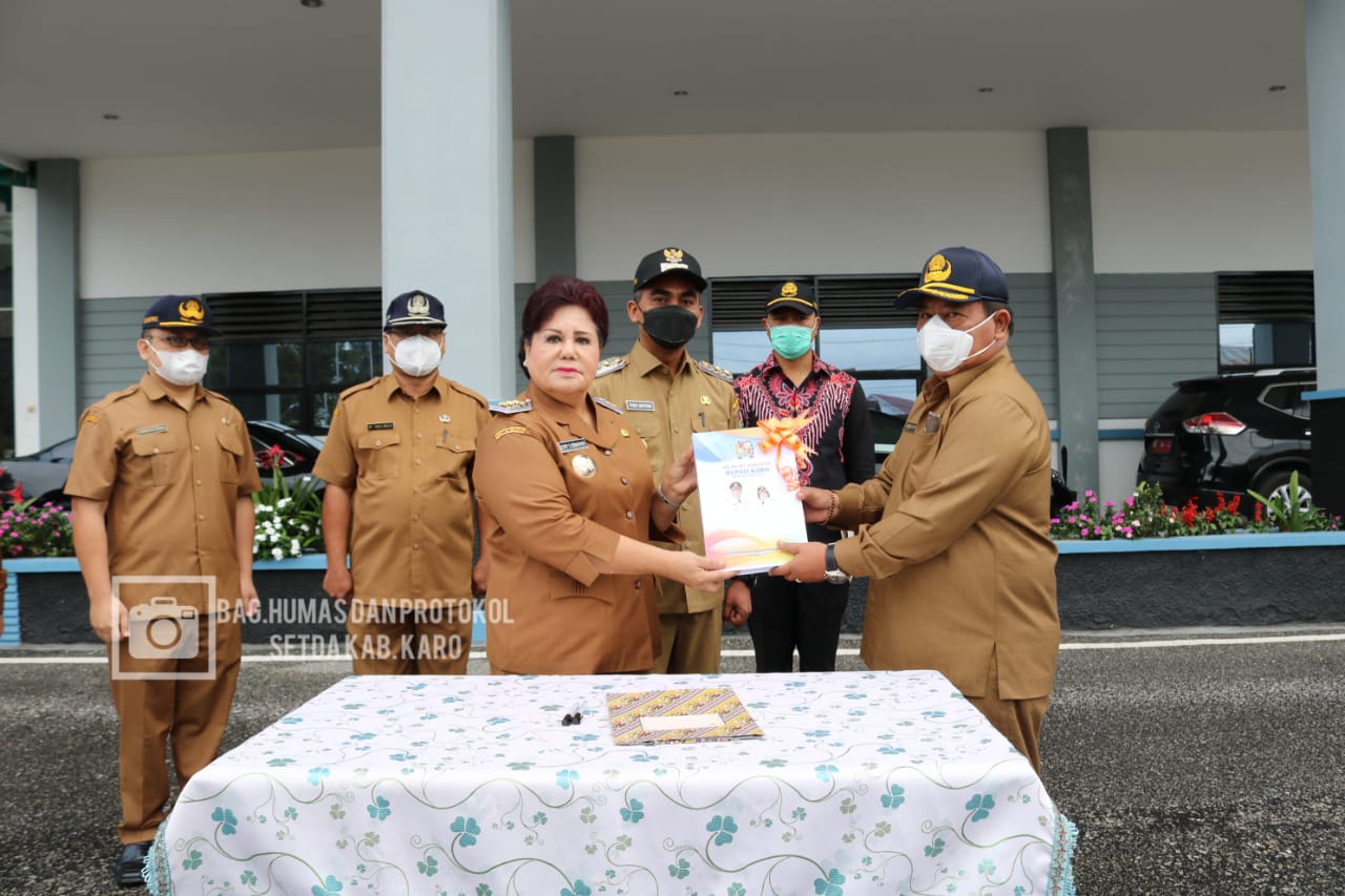 Awali Hari Pertama Bertugas Bupati Karo Pimpin Apel Perdana