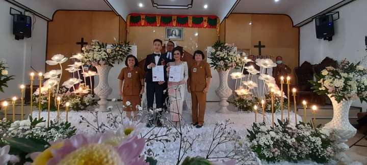 Setelah Pemberkatan Pasangan Pengantin Langsung  Terima Akte Kawin