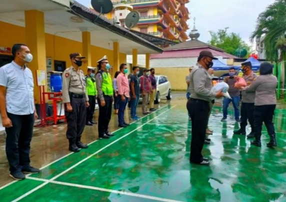 Bentuk Kepedulian Kapolsek Medan Timur bagi Sembako ke Personil