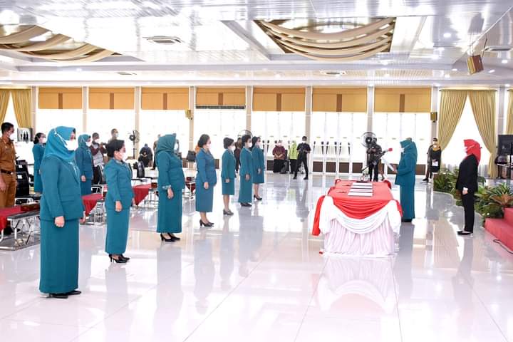 Nawal Lubis Lantik Ketua TP PKK dan Dekranasda Karo