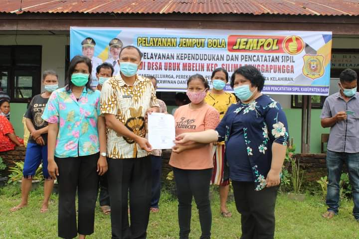 Pelayanan “Jempol” Adminduk & Perpustakaan Hadir di Desa Uruk Blin 