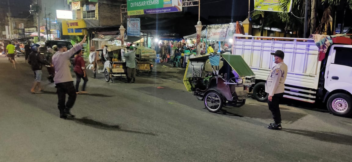 Polsek Medan Kota Tertiban PKL Pasar Simpang Limun