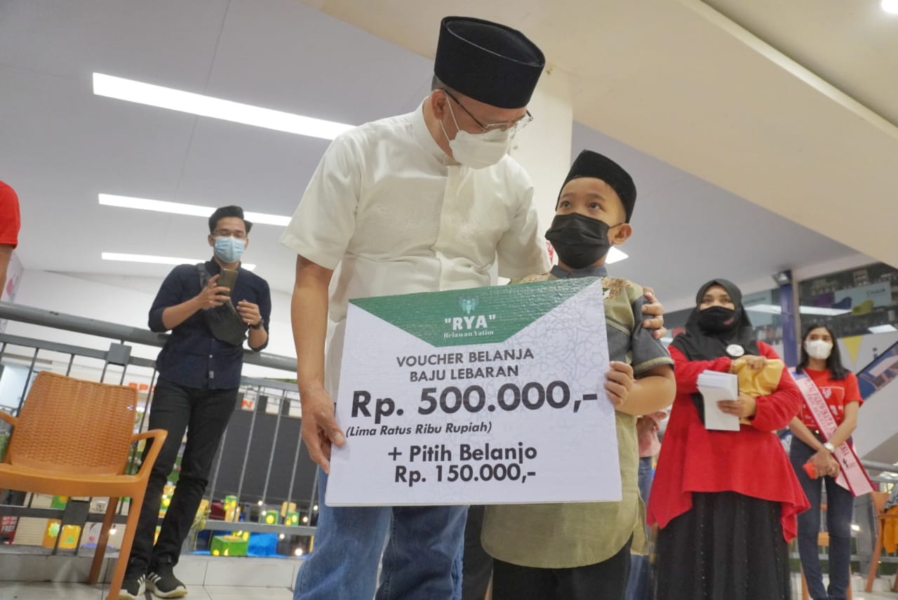 Hadirkan Kebahagiaan Untuk Anak Yatim Gubernur Rohidin Bagikan Voucher Baju Lebaran