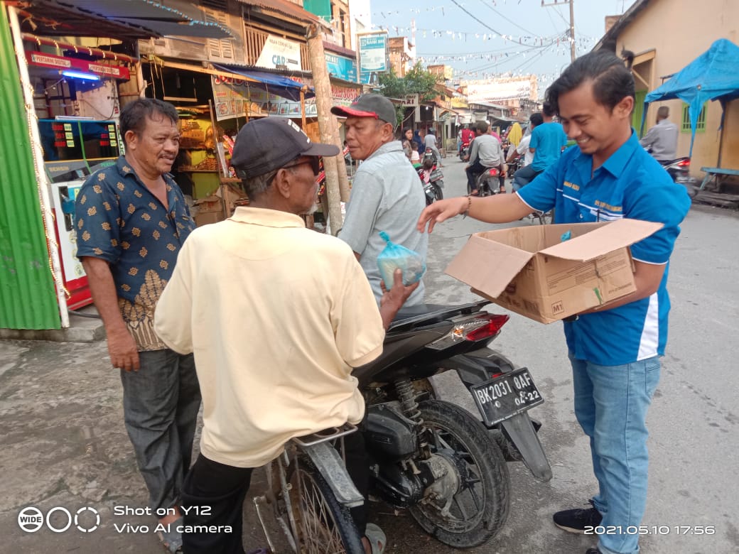 KNPI Nibung Hangus Berbagi Takjil di Simpang 4 Ujung Kubu