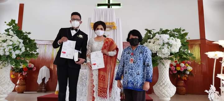 Pengantin Baru Langsung dapat Akta Kawin Setelah Diberkati Oleh Pendeta
