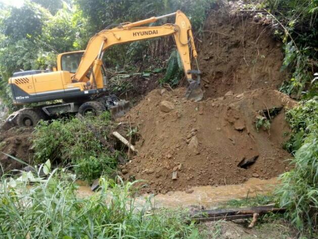 Tangani Longsor Di Desa Sukadame DPUTR Turunkan Alat Berat