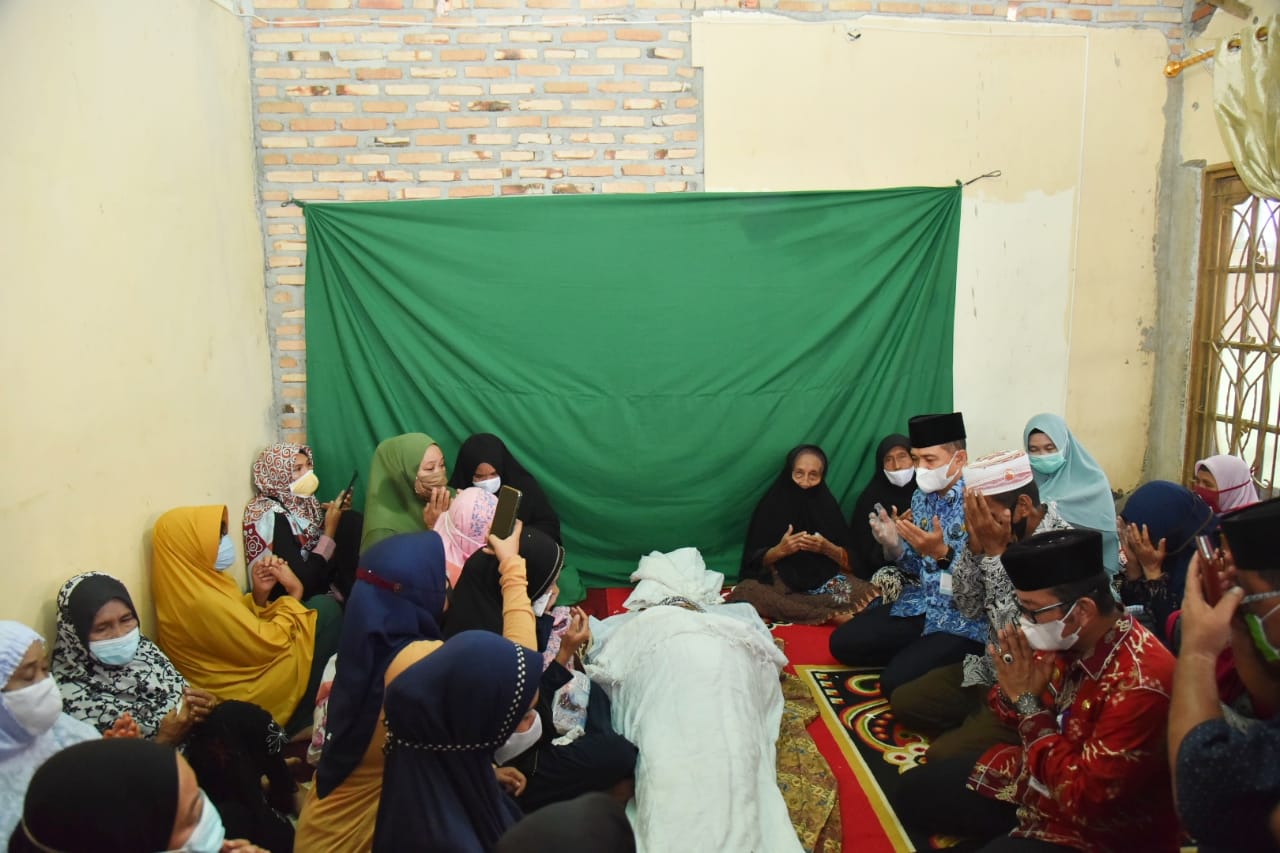 Melayat Ke Rumah Duka Ustadz HM Syuhairi Bupati Batu Bara : Beliau Sosok yang Baik