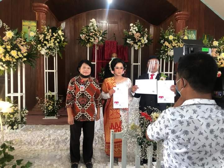 Pengantin Baru diberkati di HKBP Belang Malum Langsung Dapat Akta Kawin