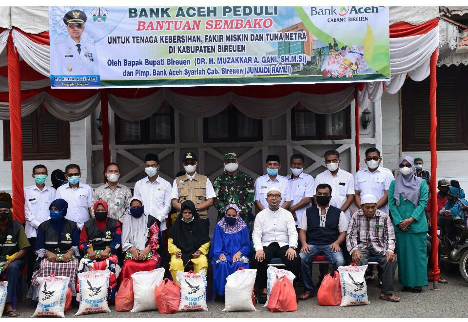 Bank Aceh Syariah Serahkan Sembako Tuna Netra dan Petugas Kebersihan