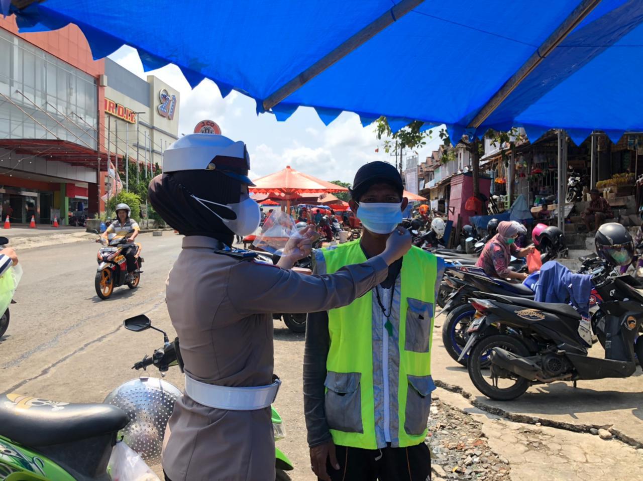 Polres Mukomuko Bagikan Stiker dan Masker