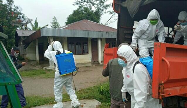 Kasus Covid-19 Beresiko Tinggi Dusun Lancang Lakukan Penyemprotan Disinfektan