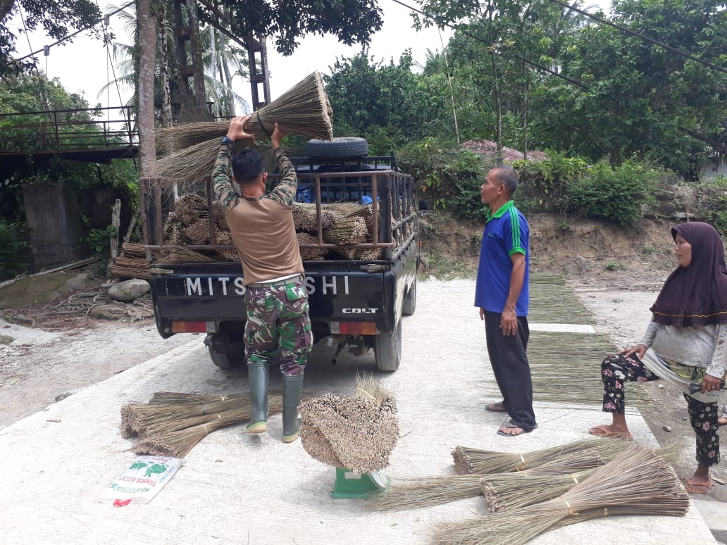 Ringankan Pekerjaan Warga Satgas TMMD Kodim 0204/DS Bantu Angkut Lidi Sawit 