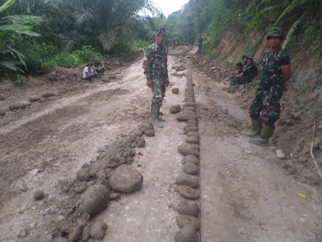 Wujud 8 Wajib TNI Satgas TMMD 111 Kodim 0204/DS Bangun Jalan untuk Sejahterakan Rakyat