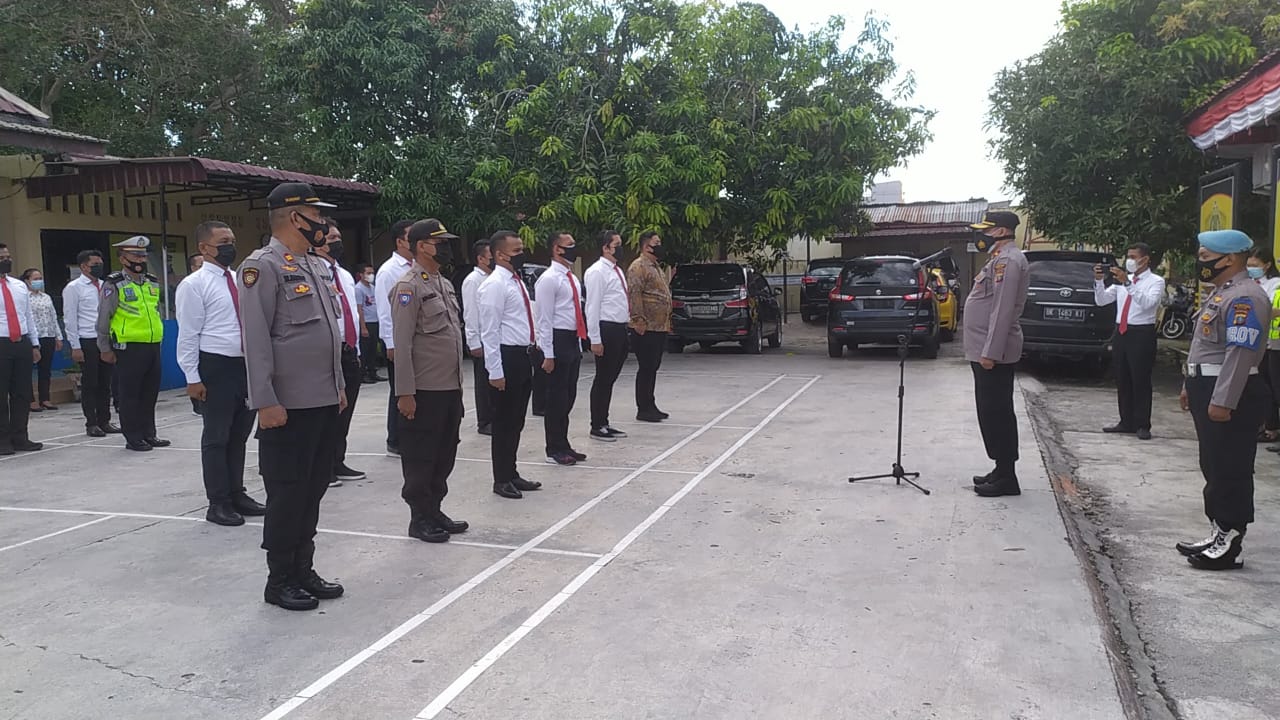 Kapolsek Medan Helvetia Berikan Penghargaan ke Personil dan Masyarakat
