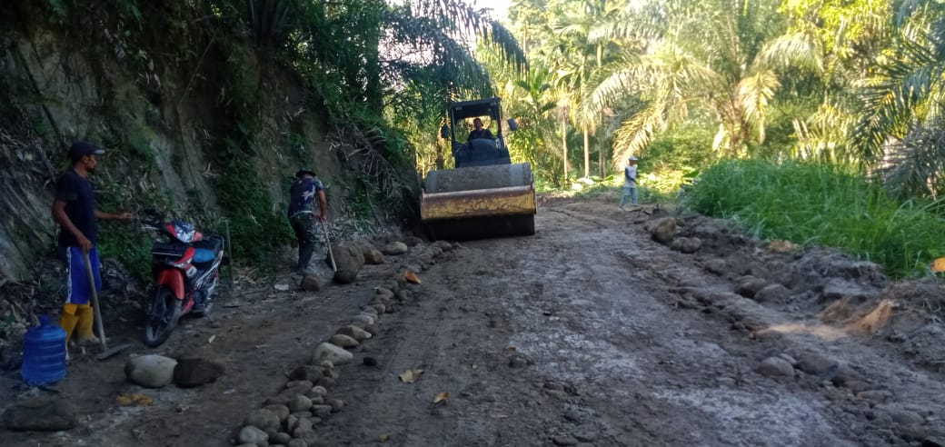 Alat Berat Sangat Membantu dalam Proses Pengerasan Jalan TMMD 111 Kodim 0204/DS