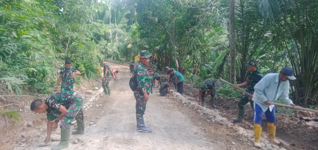 Warga Kian Semangat Benahi Jalan TMMD Kodim 0204/DS