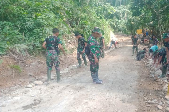 Selesai Diperkeras Warga Masih Ikut Percantik Jalan TMMD Kodim 0204/DS