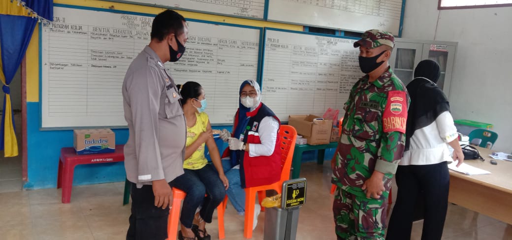 Bhabinkabtibmas Polsek Indrapura Berikan Pengarahan dan Pelayanan Vaksin Ke Warga