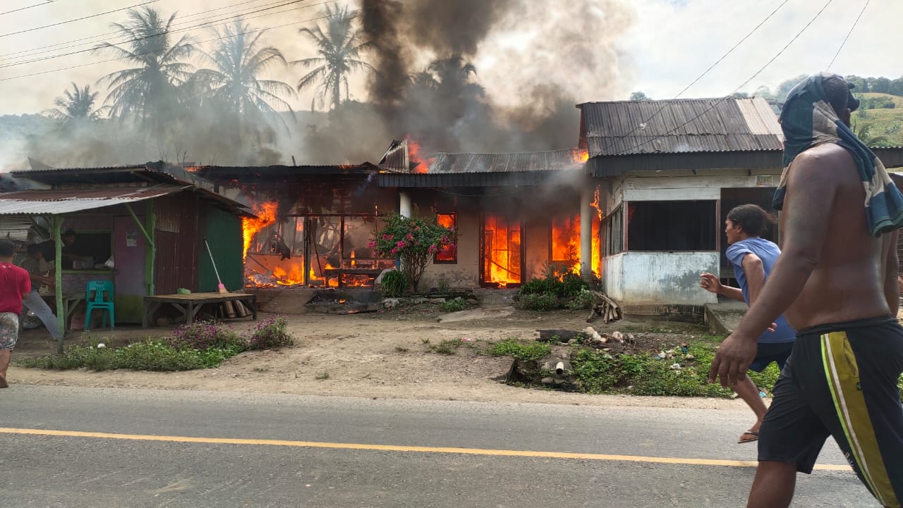 9 Rumah Dilalap Si jago Merah Di Lau Kesumpat