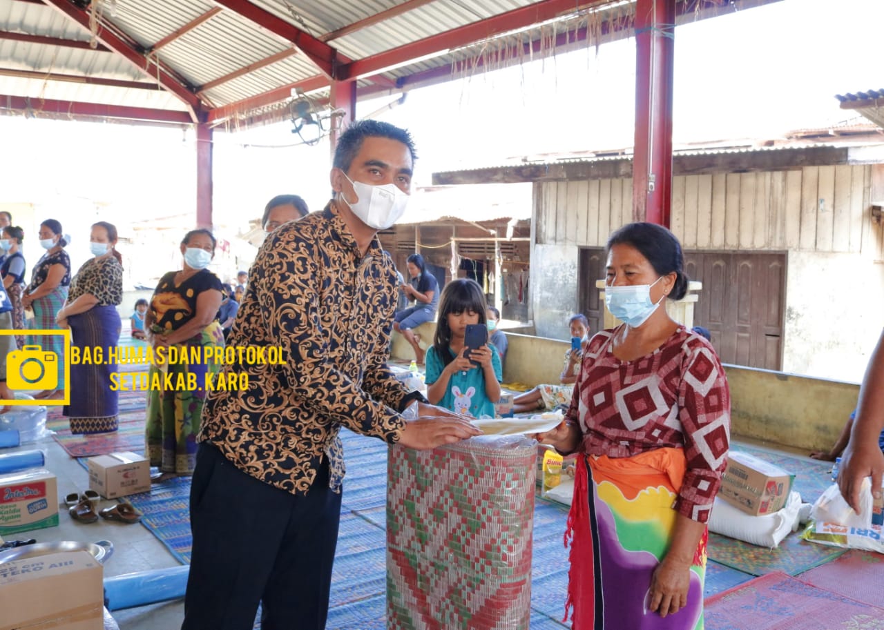 Pasca Kebakaran di Desa Lau Kesumpat Wabup Karo Serahkan Bantuan