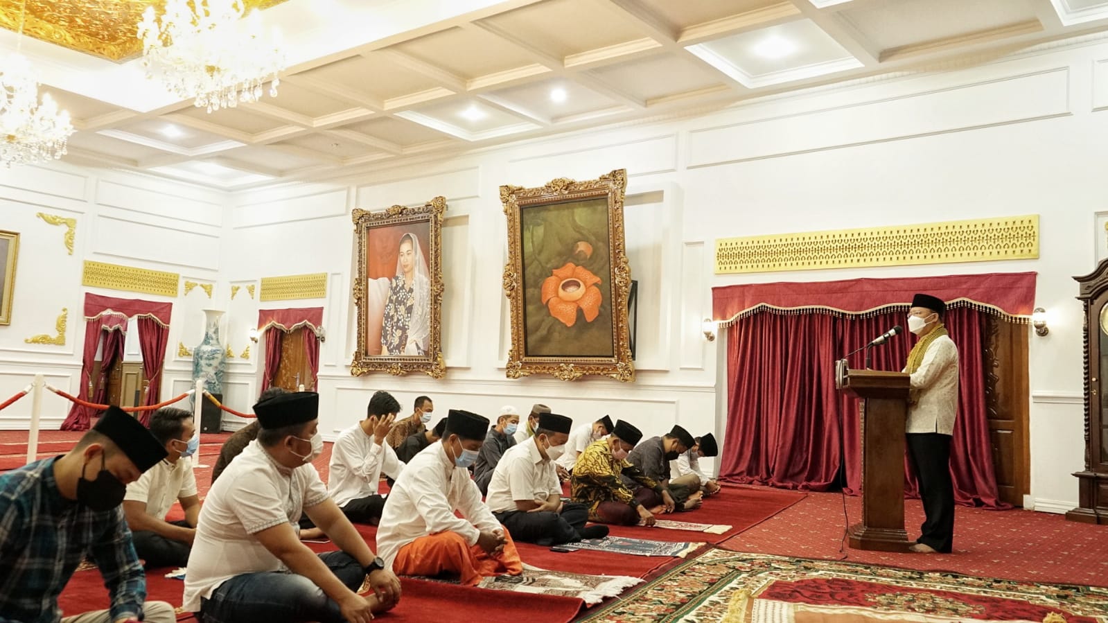 Gubernur Rohidin Laksanakan Solat Idul Adha Secara Sederhana