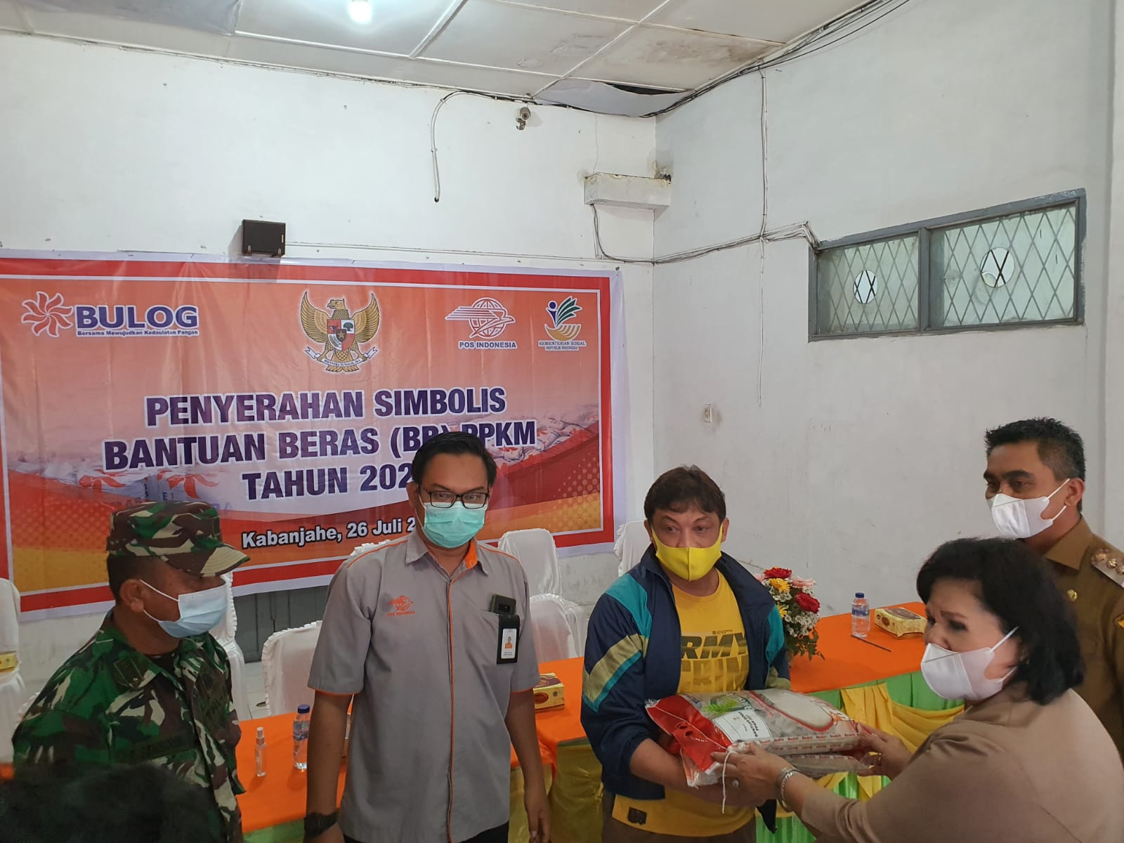 Bupati Karo Serahkan Bantuan Beras PPKM 2021