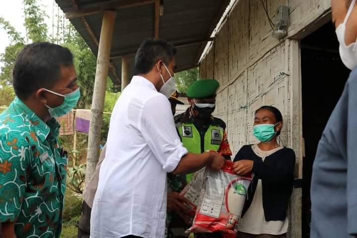 Wabup Karo Serahkan Beras PPKM ke Masyarakat Desa Sukajulu