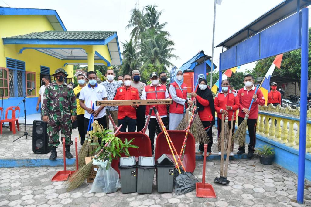 Bupati Bersama Ketua TP PKK Batu Bara Berikan Bantuan Alat Kebersihan 