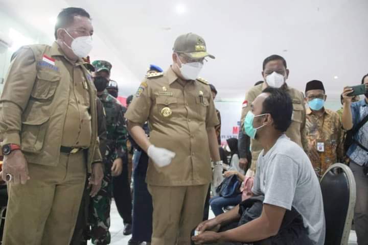 Antuasias Ikuti Vaksinasi Gubernur Rohidin Apresiasi Masyarakat Bengkulu Utara