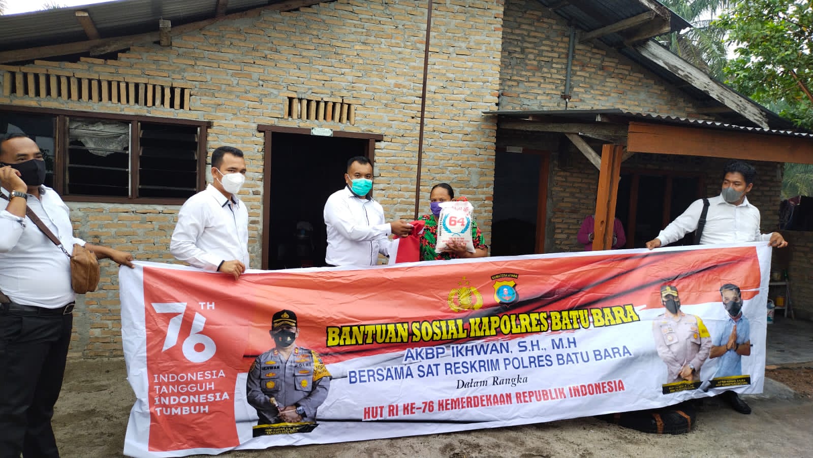 Satreskrim Salurkan Bantuan Kapolres Batu Bara di Desa Tanah Merah